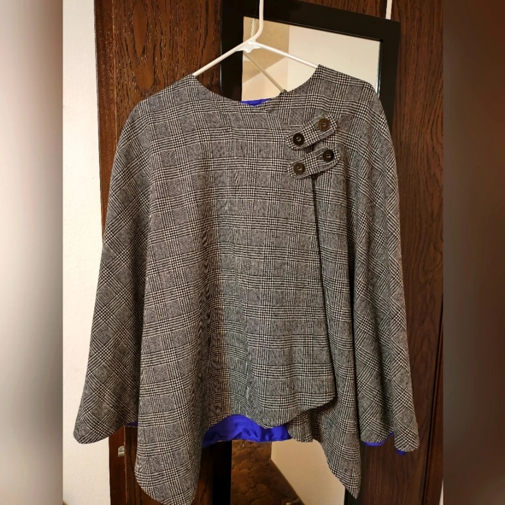 Handmade Herringbone Criss-Cross Cape - Picture 6 of 7